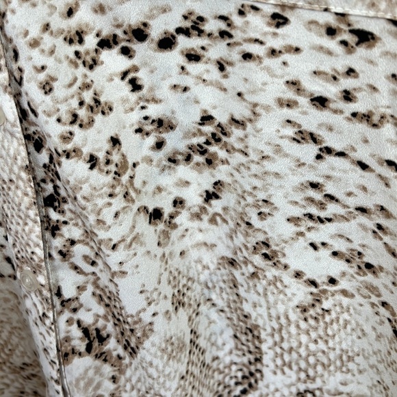 Unique Calvin Klein Peach Animal Print Long Sleeve Button Front V Neck Blouse XS - Picture 3 of 4